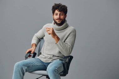 İzole edilmiş yüz ifadesi çekici arka plan moda yakışıklı beyaz portre genç süveter kendine güvenen adam mutlu sakal insan yetişkin model gündelik