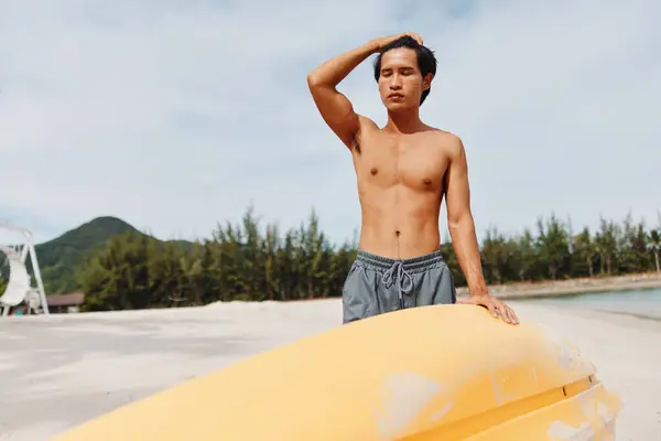 Homem Asiático Feliz Desfrutando Uma Aventura Caiaque Uma Praia Tropical — Fotografia de Stock