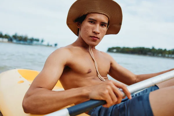在热带海滩享受宁静的皮划艇之旅 亚洲人拥抱夏日的氛围 — 图库照片