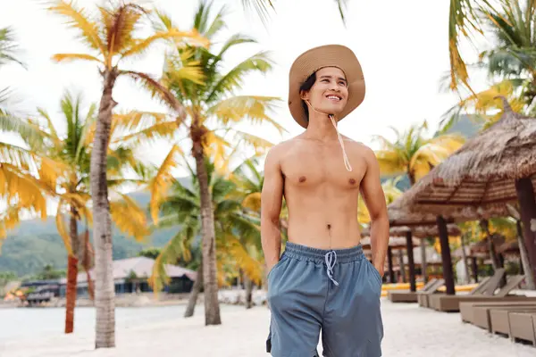 Muscular Asiático Hombre Disfrutando Vacaciones Verano Tropical Island Beach —  Fotos de Stock