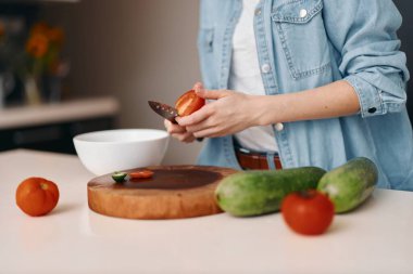 Lezzetli Ev Yapımı Kek: Sıcak Mutfakta Yetenekli Bir Kadın Aşçı Tarafından Hazırlanan Taze Meyve ve Çikolatanın Aşçılık Başyapıtı