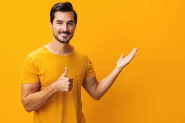 Adam modaya uygun arka plan kopyalanmış neşeli model kol gülümseyen iş dünyası uzay portresi gülen sarı yalıtılmış gülüş tarzı yaşam tarzı çekici stüdyo tarzı