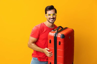 Erkek seyahati hipster uçuş hafta sonu uzay mutlu tatil biletleri sarı seyahat stüdyo yaşam tarzı seyahat valiz seyahat sarı yolculuk