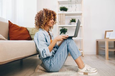 İçişleri Bakanlığı 'nda dizüstü bilgisayarda gülümseyen kadın.