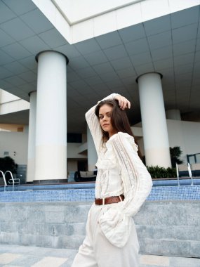 Beyaz Kadın: Güzel, Modaya uygun ve Şık, Şık Bir Yaz Gezintisinin Tadını Çıkartıyor.