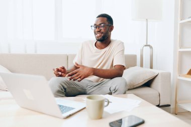 Gülümseyen Afrikalı Amerikalı Serbest Yazıcı Modern İçişleri Ofisinde Laptop 'ta
