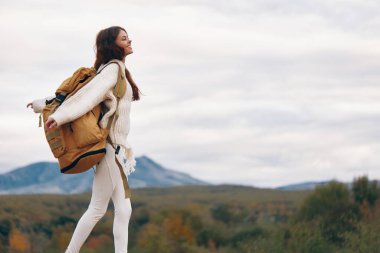 Gülümseyen Kadın Bir Dağ Uçurumunda Açık Hava Macerasından Hoşlanıyor