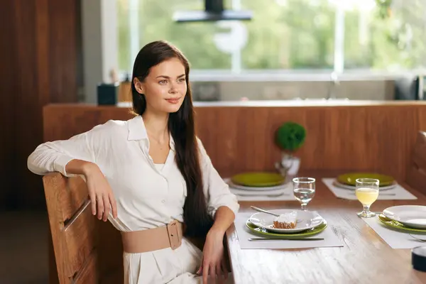 Table Manger Délice Dîner Romantique Maison Avec Une Nourriture Délicieuse — Photo