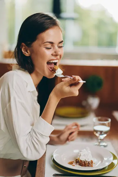 Mujer Feliz Disfrutando Una Cena Romántica Casa Con Delicioso Pastel — Foto de Stock