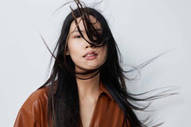 Moda kadın kuaförü portresi cazibeli kozmetik uzun Koreli güzel çekici kız saçı dişilik bej siyah saç asya zarafeti şirin model saçlar