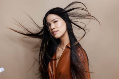 Seksi kadın, kadınsı, zarif, Asyalı, moda makyajlı, siyah saçlı, kozmetik tenli, tatlı, Koreli, güzel, bej, çekici, çekici, kuaför, uzun saçlı.