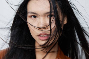 Kadın modayla yüz yüze. Güzel, çekici saçlar. Kadın. Kozmetik, güzel.