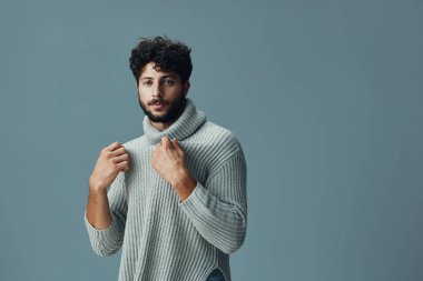 Genç yüz, kendine güvenen çekici sakallı adam. Moda adamı. Kafkasyalı yetişkin görünümlü stüdyo modeli.