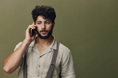 Telefoncu, sıradan yakışıklı portre, cep telefonu, iş adamı, mutlu iş adamı, çekici arka plan iletişimi, gülümseme, zeki, genç, beyaz, konuşan.