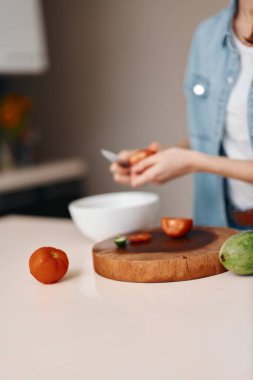 Mutfağında taze bahar sebze salatası hazırlayan bir kadının yakın çekimi. Yüksek kalite fotoğraf