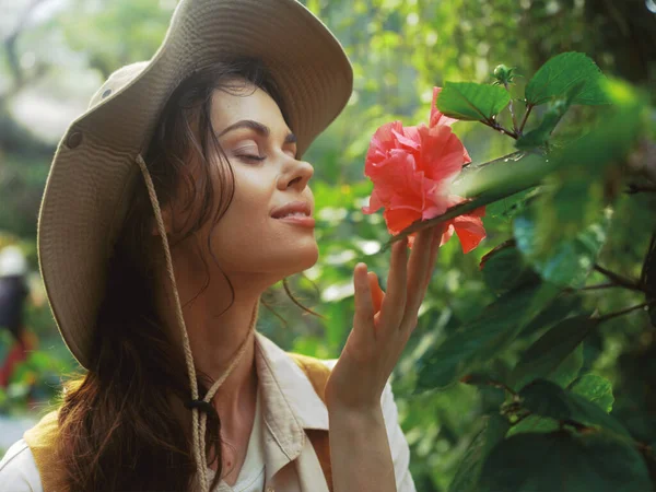 Woman Wearing Hat Holding Flower Her Hand While Looking Camera — Stock Photo, Image