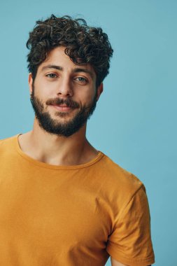 Genç, çekici, kendine güvenen, sıradan, beyaz, yetişkin sakallı, yakışıklı, yakışıklı, modaya uygun bir yüz ifadesi.