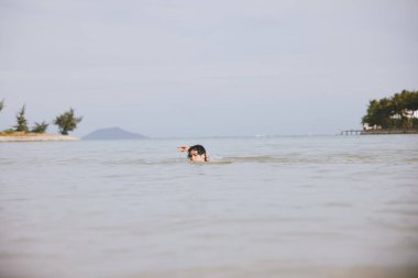 Gülümseyen Asyalı Adam Yaz Tatili 'nde Tropikal Havuzda Yüzüyor