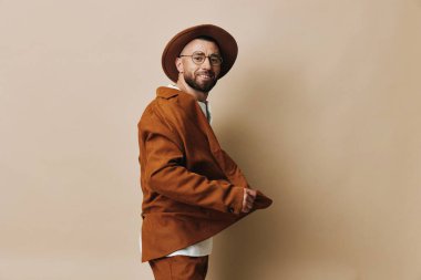 Arka plandaki havalı beyaz erkek stüdyo erkekleri mutlu erkek modeller modern yetişkin çekici günlük yaşam tarzı genç tarz arka plan yakışıklı