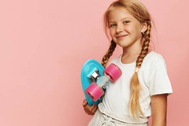 Pembe Para Tahtasında Kendine Güvenen Sevimli Küçük Kız Kayıyor - Aktif Yaşam Tarzı Konsepti