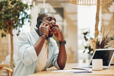 Bağlantılar masası iş yeri hakkında konuşuyor. Yetişkinler, modern ofis yöneticisi, yönetici, bilgisayar işadamı, telefon görüşmeleri girişimcisi, dizüstü bilgisayar işi teknolojisi.