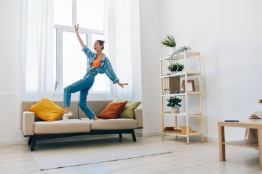 Neşeli Kadın Evde Müzikle Zıplıyor: Kaygısız Yaşam Tarzının Neşeli Kavramı