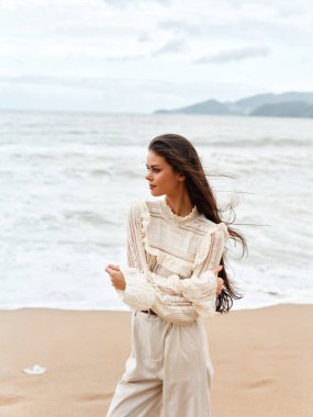 Zarif Yalnızlık: Deniz kenarında yalnız oturan şık bir genç kadın, Yaz Günbatımının tadını çıkarıyor