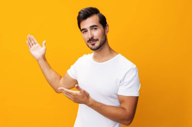 Kot pantolon, beyaz kıyafetler, tişört, model, gülücük, arka plan, fotokopi stüdyosu, ön plan, sarı yaşam tarzı izole edilmiş.