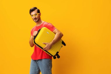 Sarı seyahat tarzı hafta sonu gezisi valizci mutlu bagajlı tatil stüdyo seyahati gezgini