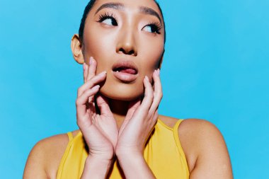 Kadın güzelliği, şaşkın kadın yaşam tarzı, duygu, mutluluk mavi gözler, sarı, şok olmuş beyaz portre moda.