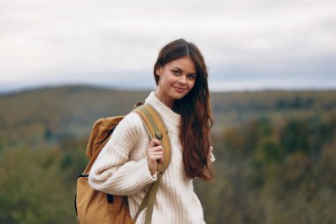 Dağlara Tırmanan Gülümseyen Kadın: Doğadaki Macera ve Özgürlük
