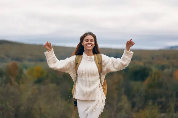 Mujer Sonriente Que Embarca Una Aventura Estilo Vida Montaña — Foto de Stock