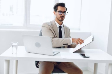 Modern iş adamı gözlüğü, dizüstü bilgisayar, güler yüzlü lider kıyafeti, ofis kağıtları, mutlu şirketler.