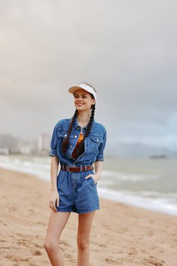 Yaz Güzelliği: Güzel Kadın Modeli Mavi Okyanus ve Beyaz Kum ile Sahil Tatili, Güneşin Altında Özgürlük ve Gevşemeyi Kucaklama