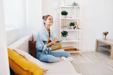 Konforlu Ev, Mutlu Kadın: Gülümseyen, Cep Telefonu Tutan, Koltukta Rahatlayan, Boş Zamanların Tadını Çıkaran.