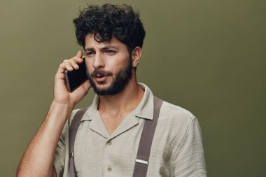 İzole edilmiş beyaz erkek gömleği. Mutlu yüz iletişimi. Moda erkek portresi.