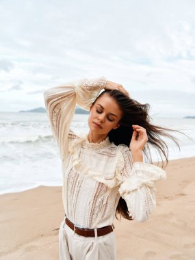 Serene Beauty: Berrak Mavi Okyanus ve Beyaz Kum ile çevrili Mutlu Genç Bir Yaz Sahilde Eğleniyor