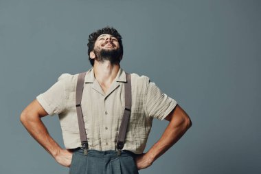 Beyaz adam mutlu sakal arka plan Kafkas çılgın portre duygu genç yetişkin yüz çılgın adam tarzı