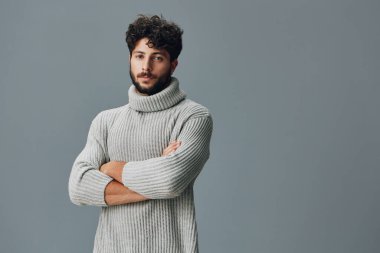 Sakallı adam stüdyosunun arka planı yetişkin yüz yaşam tarzı portresi mutlu moda kendine güvenen erkek yakışıklı, soyutlanmış çekici genç adam.