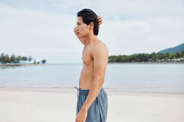 Atleta Asiático Musculoso Disfrutando Ejercicio Carrera Cardio Playa Atardecer —  Fotos de Stock