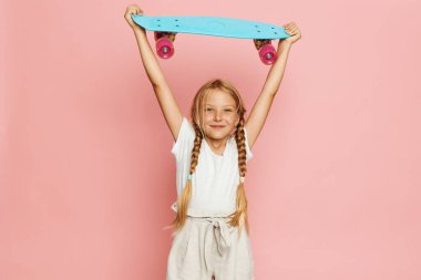 Playful Skateboard Maceraları: Aktif Çocukluktan Hoşlanan Sevimli Çocuklar Koleksiyonu