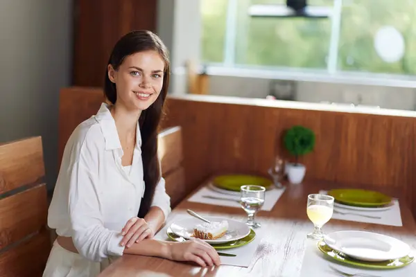 Mujer Sonriente Comiendo Pastel Casero Una Elegante Mesa Comedor Día — Foto de Stock