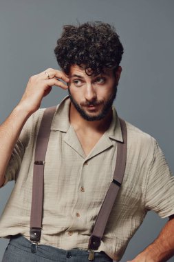 Model, modern, yakışıklı, yakışıklı, yetişkin, çekici, beyaz, yakışıklı, beyaz sakallı, kendine güvenen, izole edilmiş, genç, beyaz sakallı adamlar.