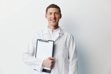 Sağlık geçmişi olan profesyonel doktor üniforması beyaz mesleği yetişkin sağlık hizmetleri sıhhiyesi hastane hekimi stetoskop