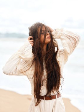 Doğada Güzellik: Yaz Sahilinde Genç Bir Kadın, Özgürlüğü Kucaklıyor