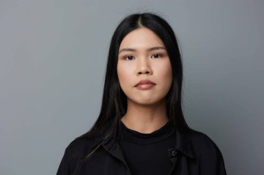 Kadın güzel arka plan modeli Asyalı mutlu kahverengi portre sağlıklı kadın saçı çekici gülüş yüzü gri güzellik moda kızı doğal