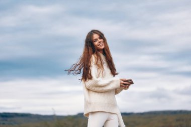 Dağ Macerası: Gülümseyen Kadın Doğanın Özgürlüğünü Arıyor