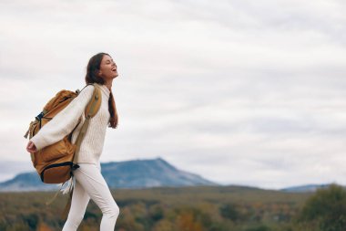 Bir Maceradaki Gülümseyen Kadın: Dağ Yolculuğu ve Özgürlük ve Sersemletici Görünümün Keyfi
