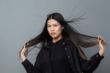 Asyalı kadın derisi sağlıklı, mutlu vesikalık fotoğraf yüzü moda dişleri doğal arka plan gülüşü güzel kahverengi saçlı, bakımlı, beyaz saçlı, çekici kız portresi