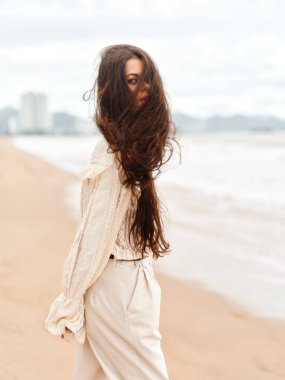 Serene Beauty: Güneşli bir Tropikal Plajın Arkaplanına Karşı Büyüleyici Genç Bir Kadın Profili